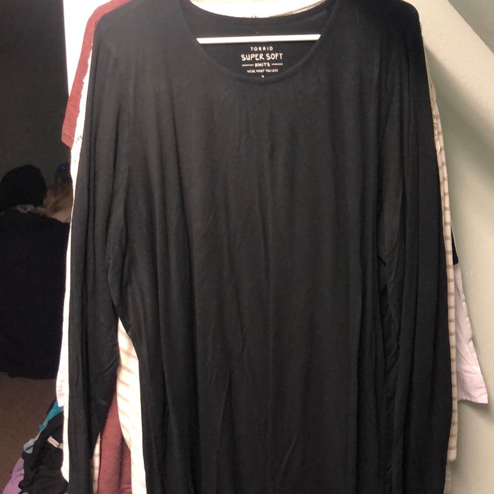 Long sleeved basic black tee
